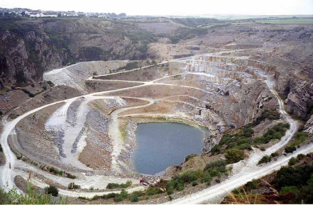 Delabole Quarry
Kmtextor, CC BY-SA 4.0 <https://creativecommons.org/licenses/by-sa/4.0>, via Wikimedia Commons