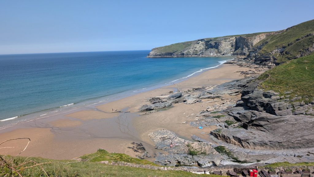 The mile long todal beach at Trebarwith Strand